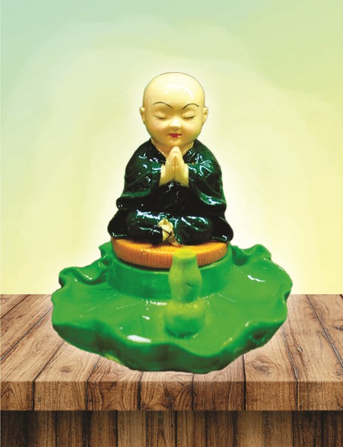 Chú tiểu ngồi lá sen cam