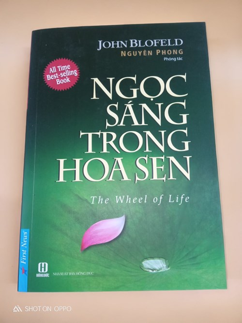 Ngọc  sáng trong hoa sen