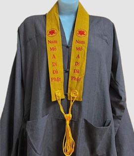 Pháp y vàng thêu chữ đỏ