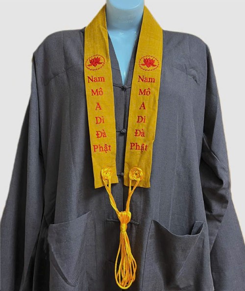 Pháp y vàng thêu chữ đỏ