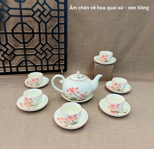 Bộ ấm chén vẽ hoa quai sứ - sen hồng