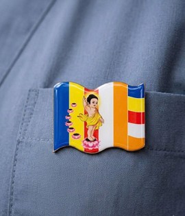 cài áo phật đản cờ vuông