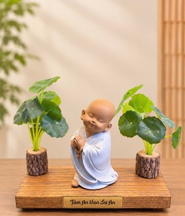 chú tiểu an yên ( đứng chắp tay)