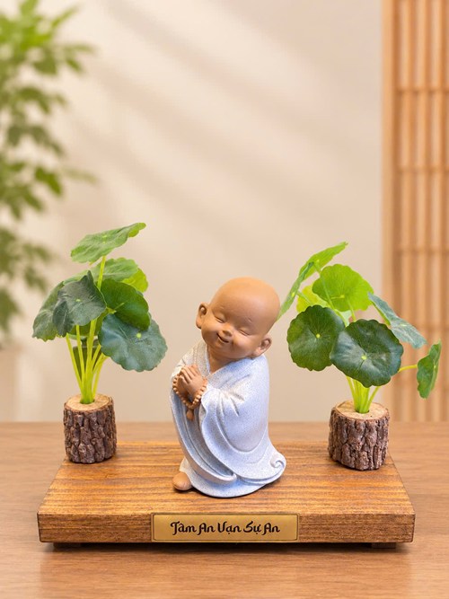 chú tiểu an yên ( đứng chắp tay)