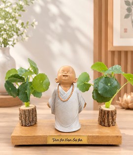 chú tiểu an yên ( đứng đeo chuỗi cổ)