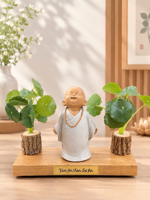 chú tiểu an yên ( đứng đeo chuỗi cổ)