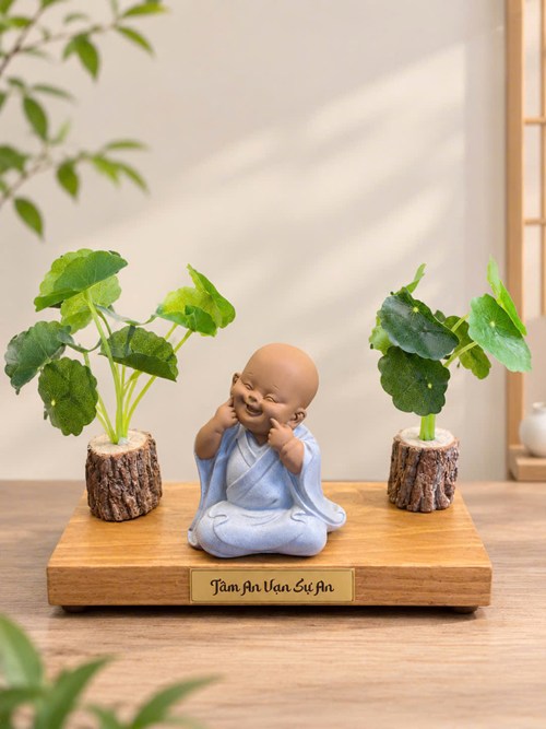 chú tiểu an yên ( ngồi)