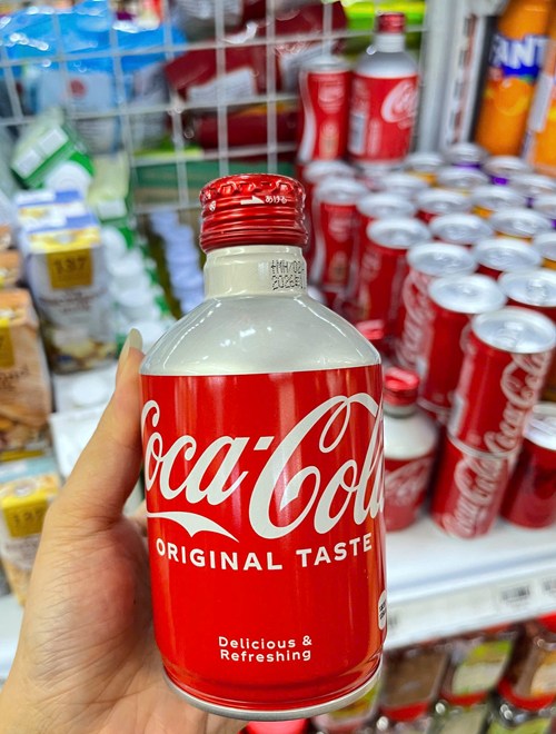 Coca nhật nắp vặn