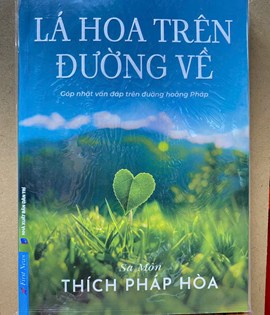 LÁ HOA TRÊN ĐƯỜNG VỀ