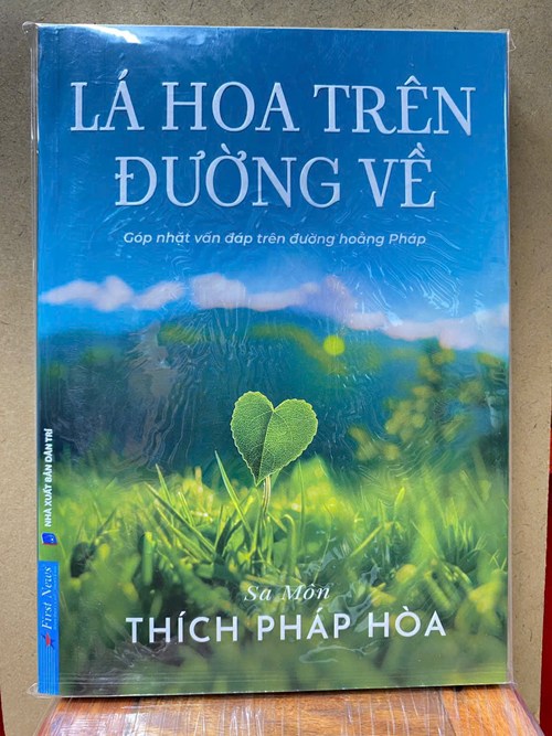 LÁ HOA TRÊN ĐƯỜNG VỀ