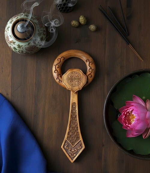 Móc y gỗ nâu đỏ